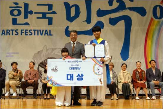 청소년부 대상을 받는 강릉농악보존회 ‘강릉 농사풀이 농악’
