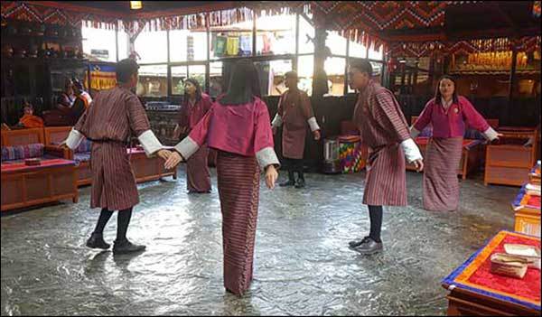 로싸(Losar, 설날)에 전통춤을 추는 부탄 사람들