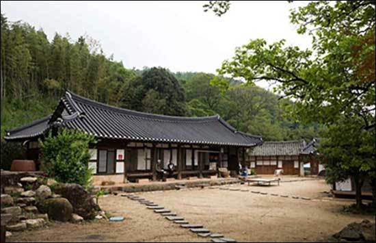 안채 전경