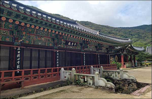 천수전 기둥에는 한자로 주련이 적혀있다.