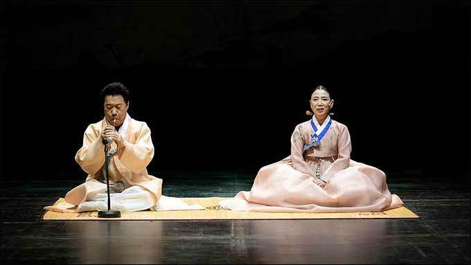 최경만 명인의 피리 반주에 맞춰 서도시창(西道詩唱) ‘관산융마(關山戎馬)’를 부르는 유지숙 명창