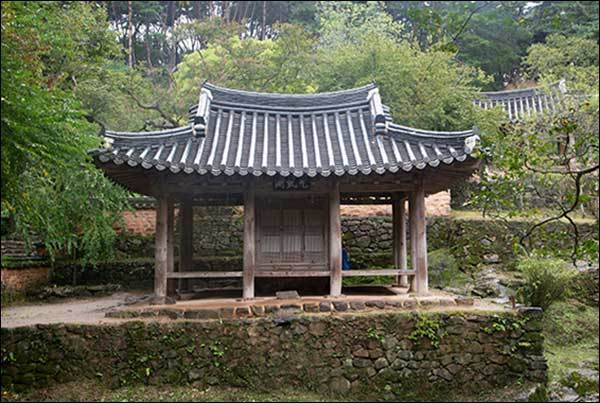 자연석 기단을 세우고 대지를 만들어 지은 광풍각은 가운데 온돌방을 설치하여 겨울에도 즐겨 찾아올 수 있게 하였다
