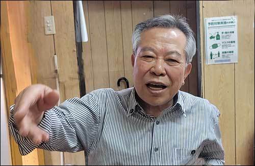 지난해(2024) 4월, 오사카의 동포식당 감자탕집 경애관(京愛館)에서 만나 자신이 소설을 한국어로 쓰는 까닭에 관한 이야기를 건네는 김길호 작가