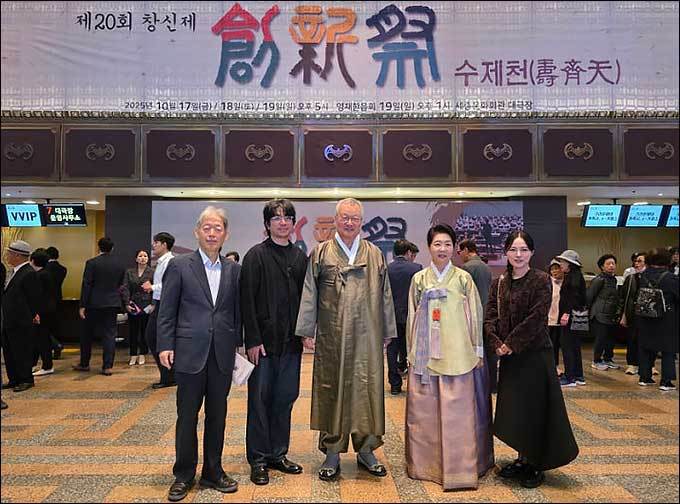 윤영달 회장님 내외(가운데)와 필자(사진 맨 왼쪽)