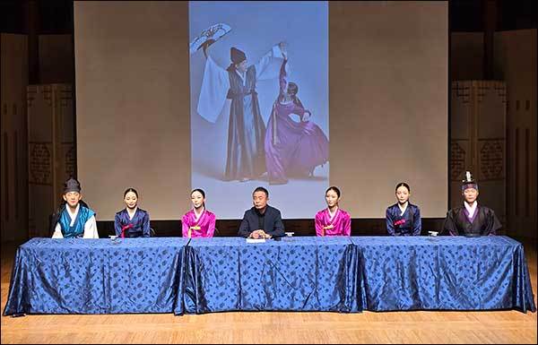 제작발표회의 출연자들 모습, 가운데가 김충한 감독
