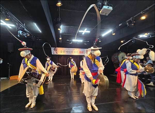 지난 8월 10일 공연에서 지운하 명인의 제자들이 판굿을 펼친다.