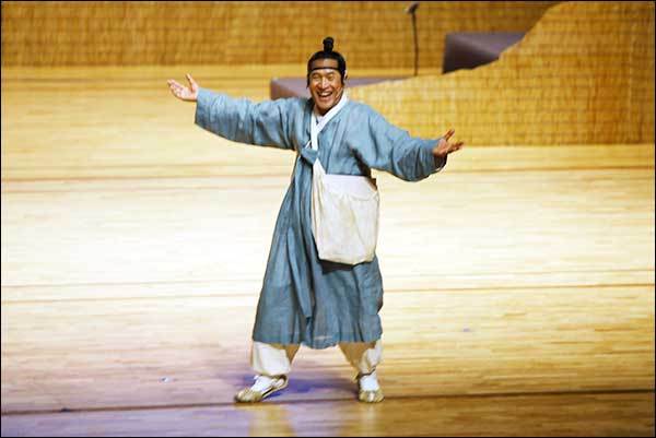"작은 환쟁이라도 우리의 것을 기록해야지"라고 기산 김준근(배역 유인석)은 독백한다.