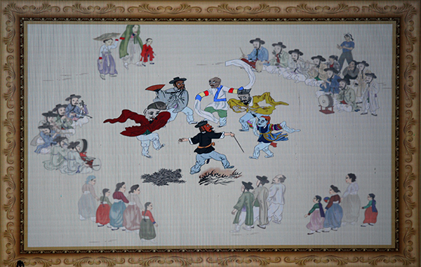 기산의 그림, 탈춤 추는 모습을 백성들이 구경하고 있다.