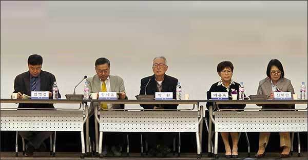 김명섭(토론), 장세윤(1주제발표), 박환 (좌장), 이윤옥(2주제발표), 신혜란(토론) 박사(왼쪽부터)