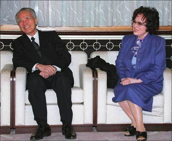 과거사를 반성한 무라야마 전 총리와 난징 현장에서 일본 TBS의 카메라에 일본군의 잔학상을 증언하는 이향란(2000년 11월)