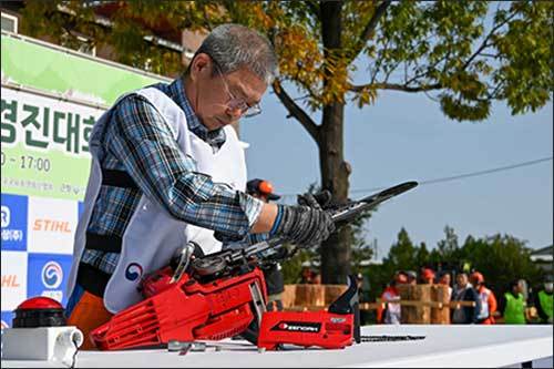 제22회 임업기능인 경진대회에서 참가자가 체인톱 분해결합을 하고 있다