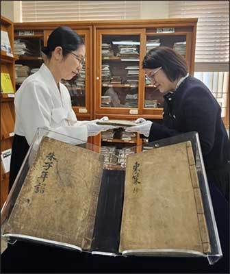 영산선학대학교 박성연 총장, 국립중앙도서관 현혜원 고문헌과장(왼쪽 부터)