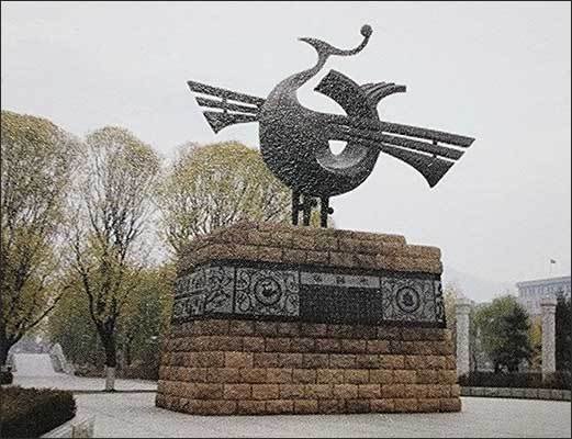 집안박물관 앞의 삼족오 조형물(라석 촬영)