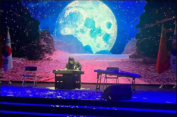 이재명 대한민국 대통령과 시진핑 중국 국가주석이 직접 지켜보는 자리에서 양금으로 〈신천년만세〉를 연주하는 윤은화