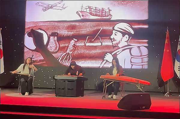 양금(윤은화, 가운데)ㆍ얼후(육이비, 왼쪽)ㆍ가야금(진미림)ㆍ샌드아트가 어울어진 〈실크로드〉 연주 모습