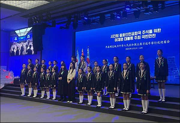 양금(윤은화), 가야금(진미림), 얼후(육이비), 샌드아트(신미리)가 함께 한 경주시 청소년 합창단의 합창이 끝난 뒤