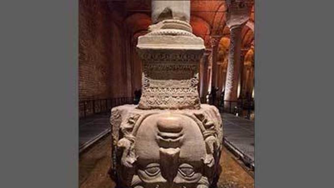 이스탄불 시내의 거대한 지하물궁전을 걸으며