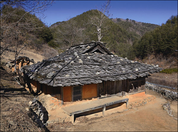 중요민속문화재 제33호 “삼척 신리 너와집과 민속유물” 가운데 “김진호 가옥”