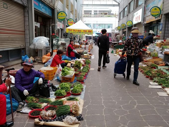봄향기 물씬 풍기는 문경시 점촌전통시장에 가다 [우리문화신문] 봄향기 물씬 풍기는 문경시 점촌전통시장에 가다