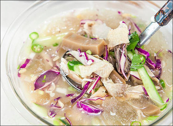 땀을 많이 흘려 쉽게 피로할 수 있는 더운 여름에는 닭에 식초를 넣은 초계탕이 아주 좋은 보양음식이다.
